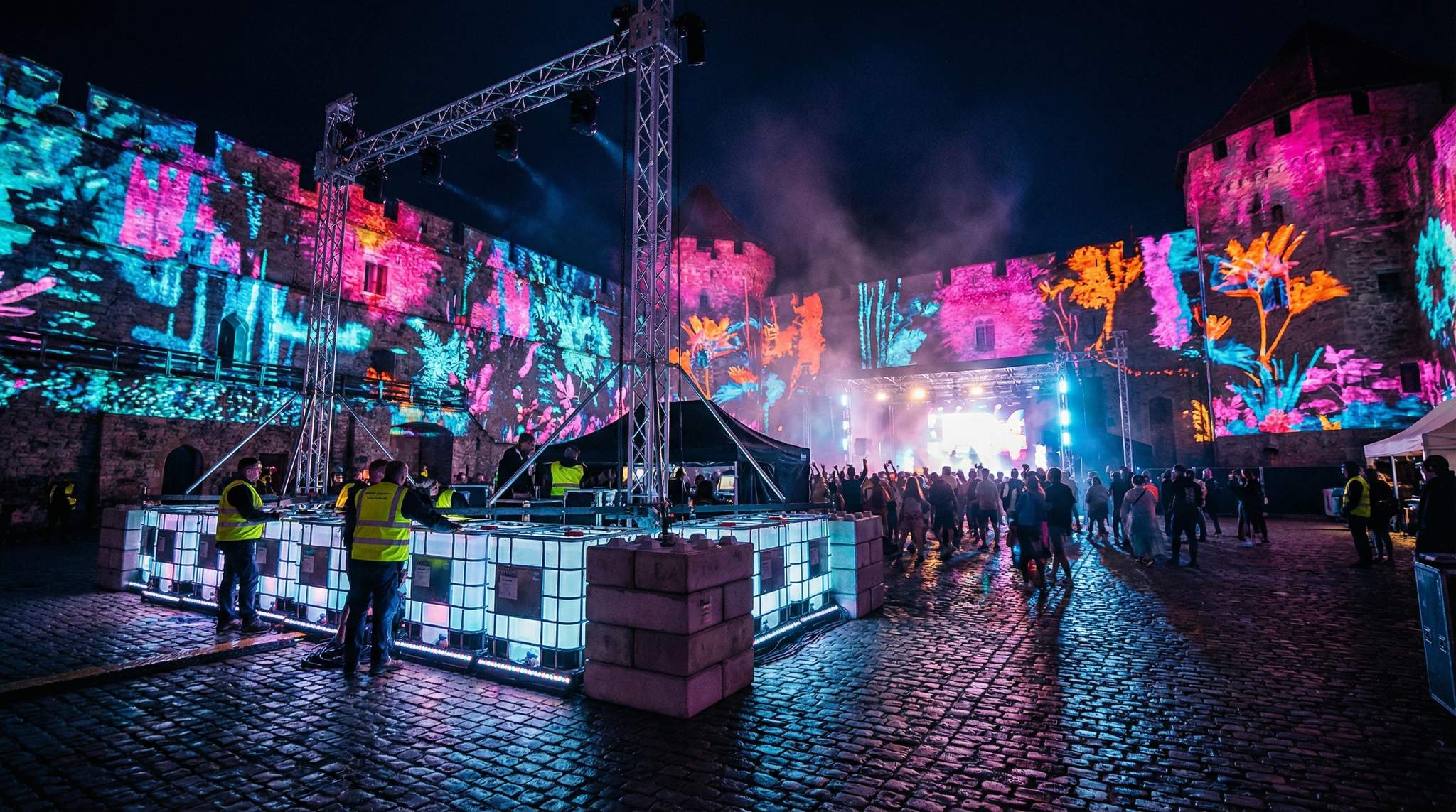 Case Study: Festivals at Heritage Forts & Castles &ndash; No-Dig Zones, Ballast Spreads & Projection Mapping