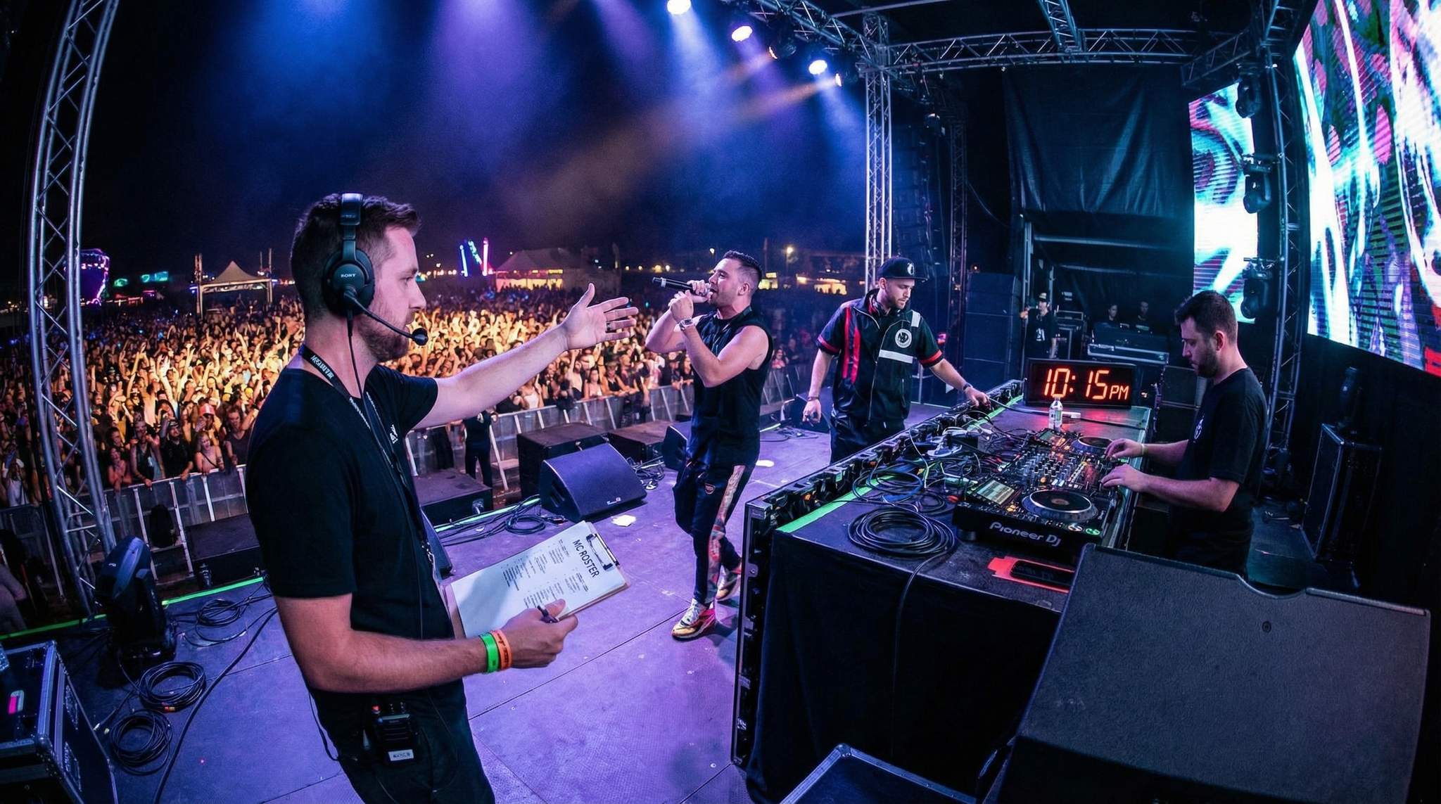 How do festivals juggle multiple MCs without chaos? Discover how structured mic rotations, stage captains, and crisp sound keep shows hyped and lyrics clear.

