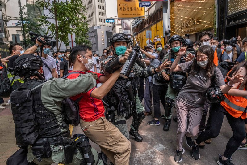 Riot police officers clash with protesters in Hong Kong, on Wednesday, May 27, 2020. (Lam Yik Fei/The New York Times)
